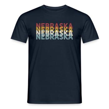 US 70er Retro State Vintage Nebraska - Männer T-Shirt - Navy - Vorne - AI Model Male 178 light (178cm)