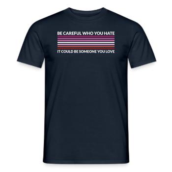 Attention qui déteste - Rouge à lèvres LGBTQ - T-shirt homme - marine - Devant - AI Model Male 178 light (178cm)