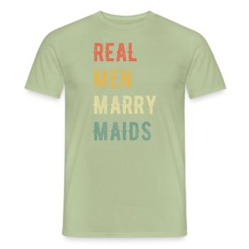 Les vrais hommes épousent des femmes de chambre - T-shirt homme - vert sauge - Devant - AI Model Male 178 light (178cm)