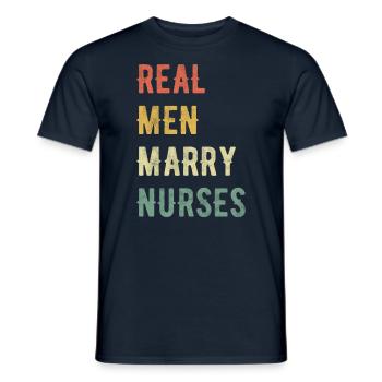 Echte Männer Heiraten Krankenschwestern - Männer T-Shirt - Navy - Vorne - AI Model Male 178 light (178cm)