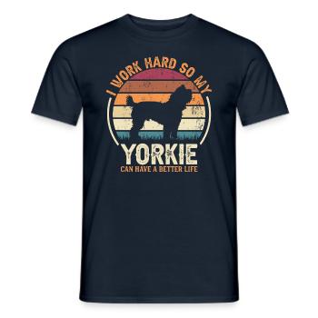 Arbeit Hart - Retro Yorkie - Männer T-Shirt - Navy - Vorne - AI Model Male 178 light (178cm)