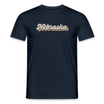 Vintage Hippie 70er USA Staat - Retro Nebraska - Männer T-Shirt - Navy - Vorne - AI Model Male 178 light (178cm)
