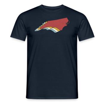 État des États-Unis - Carte vintage Caroline du Nord - T-shirt homme - marine - Devant - AI Model Male 178 light (178cm)