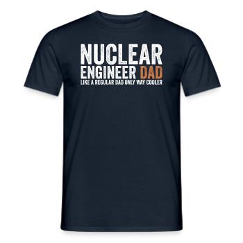 Papa - Ingénieur nucléaire - T-shirt homme - marine - Devant - AI Model Male 178 light (178cm)