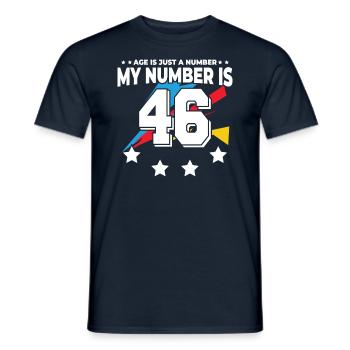 L’âge n’est qu’un chiffre - 46e anniversaire - T-shirt homme - marine - Devant - AI Model Male 178 light (178cm)
