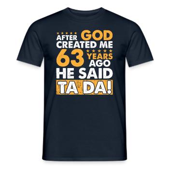 Dieu m’a créé - Drôle de 63e anniversaire - T-shirt homme - marine - Devant - AI Model Male 178 light (178cm)