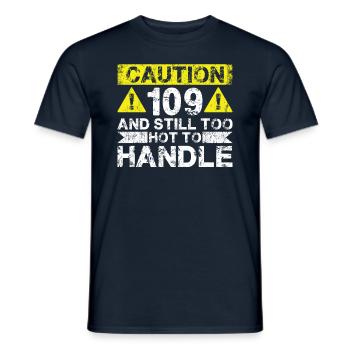 109 Too Hot to Act - 109e anniversaire - T-shirt homme - marine - Devant - AI Model Male 178 light (178cm)