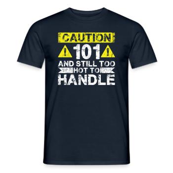 101 Zu Heiß Zum Handeln - 101. Geburtstag - Männer T-Shirt - Navy - Vorne - AI Model Male 178 light (178cm)