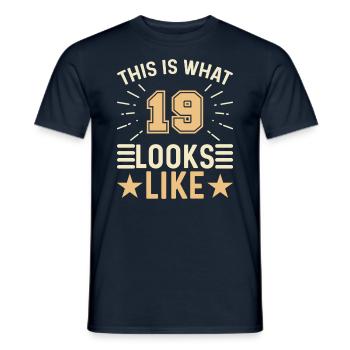 Sieht Aus Wie - 19 Jahre Alter 19. Geburtstag - Männer T-Shirt - Navy - Vorne - AI Model Male 178 light (178cm)