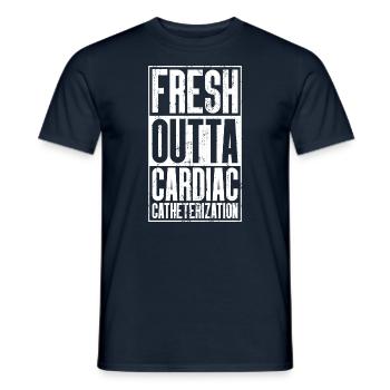 Frisch Aus Der Outta - Herzkatheterisierung - Männer T-Shirt - Navy - Vorne - AI Model Male 178 light (178cm)