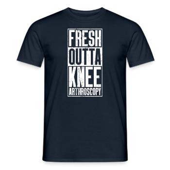 Frische Outta -Operation - Kniearthroskopie - Männer T-Shirt - Navy - Vorne - AI Model Male 178 light (178cm)