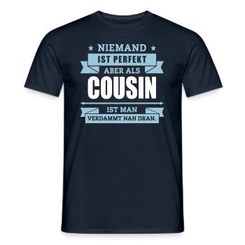 Funshirt Cousin - Männer T-Shirt - Navy - Vorne - AI Model Male 178 light (178cm)