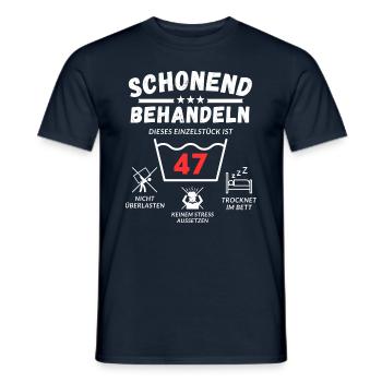 Schonend behandeln - dieses Einzelstück ist 47 - Männer T-Shirt - Navy - Vorne - AI Model Male 178 light (178cm)