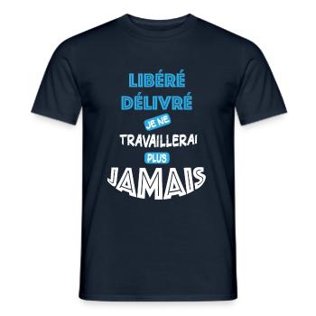 Libéré Délivré Retraité Humour Cadeau Retraite - T-shirt homme - marine - Devant - AI Model Male 178 light (178cm)