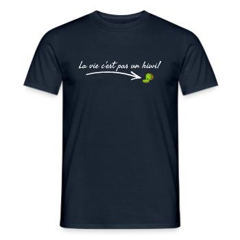La vie c'est pas un kiwi. - T-shirt homme - marine - Devant - AI Model Male 178 light (178cm)