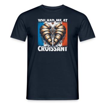 Lustiges Croissant Design - Gewinne mit Humor - Männer T-Shirt - Navy - Vorne - AI Model Male 178 light (178cm)