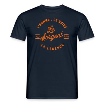 Der Sergeant - DER Führer O - Männer T-Shirt - Navy - Vorne - AI Model Male 178 light (178cm)