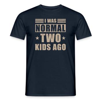 Maman drôle de sort deux enfants - T-shirt homme - marine - Devant - AI Model Male 178 light (178cm)