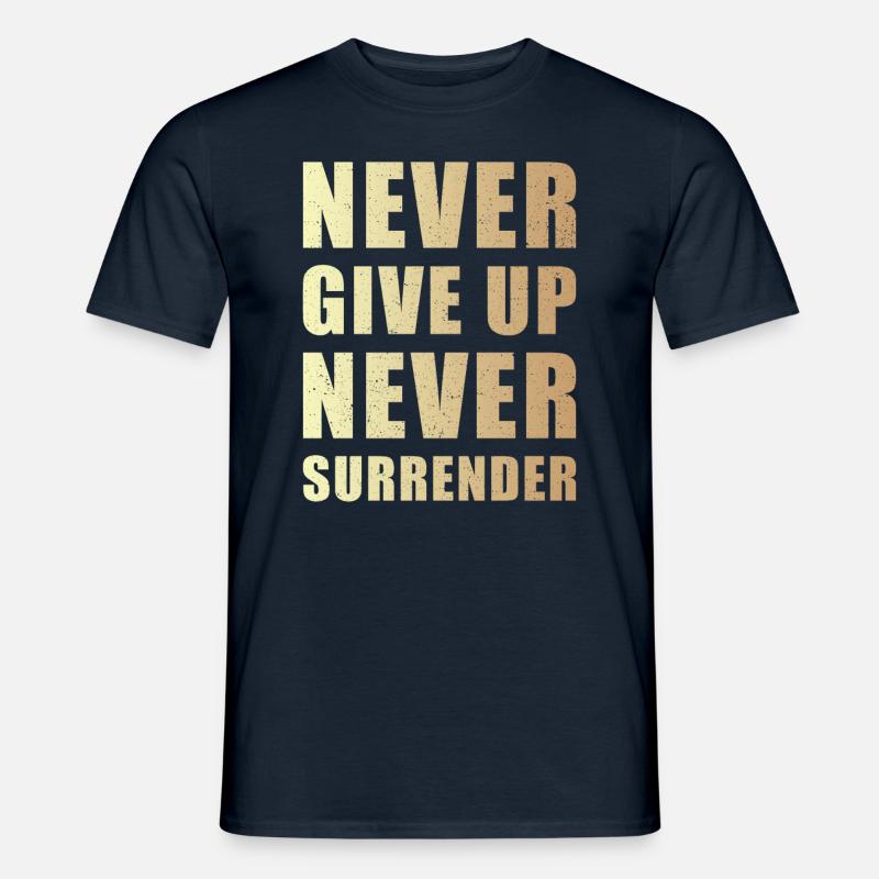 Never give up never surrender - Männer T-Shirt - Navy