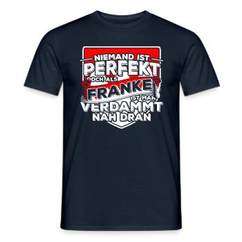 Franken Perfekt - Männer T-Shirt - Navy - Vorne - AI Model Male 178 light (178cm)