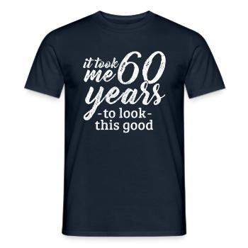 60e anniversaire disant cadeau drôle - T-shirt homme - marine - Devant - AI Model Male 178 light (178cm)