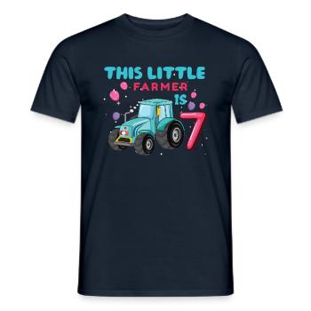 Birth Born Age 7 Year Old Little Farmer Tractor - Männer T-Shirt - Navy - Vorne - AI Model Male 178 light (178cm)