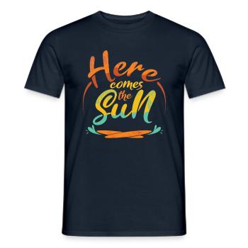 Here Comes Sun Beach 2022 Tropical Hello Summer - Männer T-Shirt - Navy - Vorne - AI Model Male 178 light (178cm)