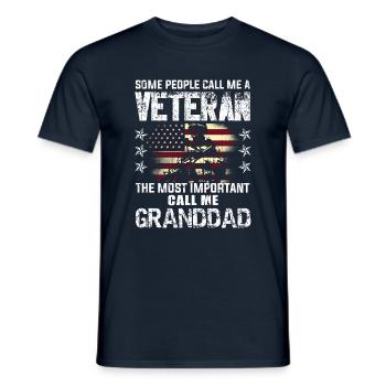 Important Call Granddad American Proud Veteran Day - Männer T-Shirt - Navy - Vorne - AI Model Male 178 light (178cm)