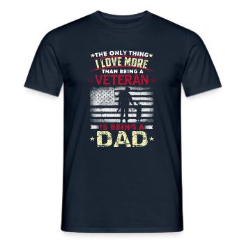 Love Being Dad Papa American Proud Veterans Day - Männer T-Shirt - Navy - Vorne - AI Model Male 178 light (178cm)