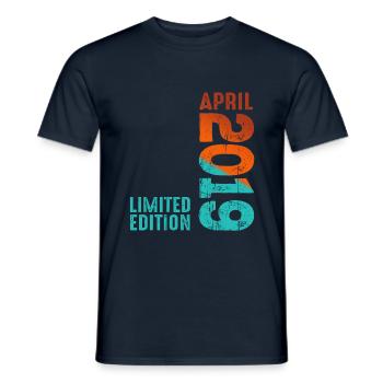 Seit April 2019 Jahr 2019 Retro Vintage 2019 - Männer T-Shirt - Navy - Vorne - AI Model Male 178 light (178cm)