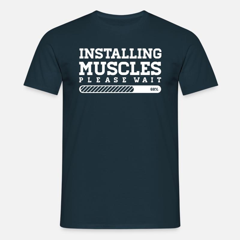 INSTALLING MUSCLES - PLEASE WAIT - Männer T-Shirt - undefined