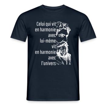 celui qui vit en harmonie avec lui-même - T-shirt homme - marine - Devant - AI Model Male 178 light (178cm)