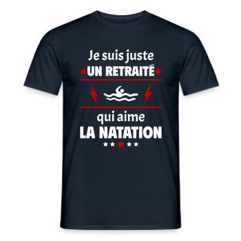 Juste un retraité qui aime la natation, retraite - T-shirt homme - marine - Devant - AI Model Male 178 light (178cm)