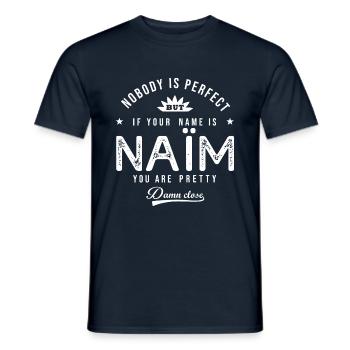 Naïm cadeau personnalisé prénom arabe Naïm - T-shirt homme - marine - Devant - AI Model Male 178 light (178cm)