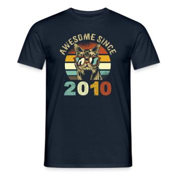 Génial depuis 2010 - T-shirt homme - marine - Devant - AI Model Male 178 light (178cm)