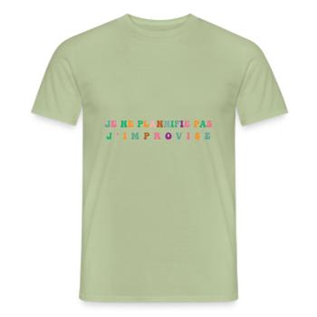 je ne plannifie j'improvise, théâtre d'impro - T-shirt homme - vert sauge - Devant - AI Model Male 178 light (178cm)
