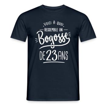 bogosse 23 ans cadeau humour 23e anniversaire - T-shirt homme - marine - Devant - AI Model Male 178 light (178cm)