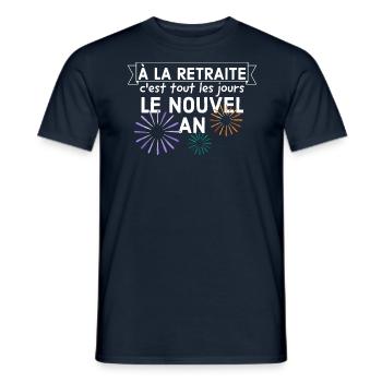 À la retraite c'est tout les jours le nouvel an. - T-shirt homme - marine - Devant - AI Model Male 178 light (178cm)