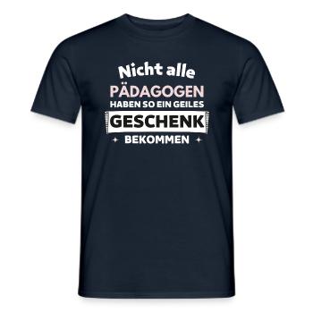Nicht alle Pädagogen bekommen so ein Geschenk - Männer T-Shirt - Navy - Vorne - AI Model Male 178 light (178cm)