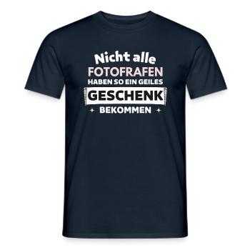 Nicht alle Fotografen bekommen so ein Geschenk - Männer T-Shirt - Navy - Vorne - AI Model Male 178 light (178cm)