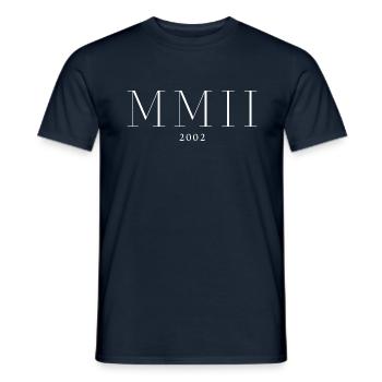 Chiffre romain Année de naissance Fabriqué en 2002 - T-shirt homme - marine - Devant - AI Model Male 178 light (178cm)