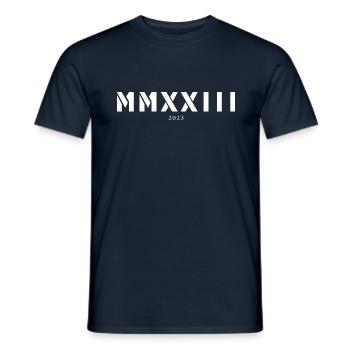 Chiffre romain année de naissance Fabriqué en 2023 - T-shirt homme - marine - Devant - AI Model Male 178 light (178cm)