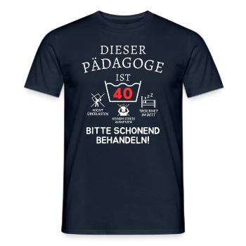 Dieser Pädagoge ist 40. Schonend behandeln! - Männer T-Shirt - Navy - Vorne - AI Model Male 178 light (178cm)