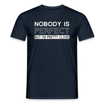 Personne n’est parfait mais je suis assez proche - T-shirt homme - marine - Devant - AI Model Male 178 light (178cm)