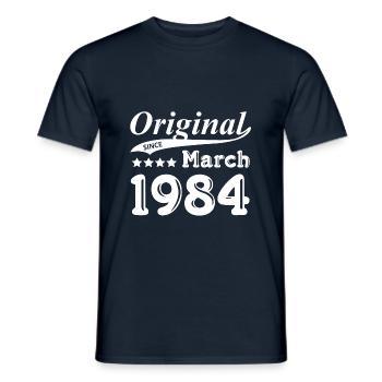 Depuis Mars 1984 d'origine Gift - T-shirt homme - marine - Devant - AI Model Male 178 light (178cm)