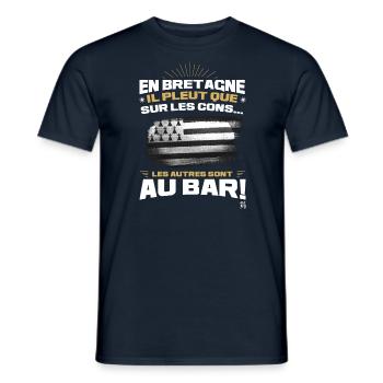 Bretagne il pleut que sur les cons, allez au bar - T-shirt homme - marine - Devant - AI Model Male 178 light (178cm)