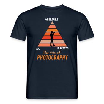 Le trio de la photographie : ISO, ouverture, obturateur - T-shirt homme - marine - Devant - AI Model Male 178 light (178cm)