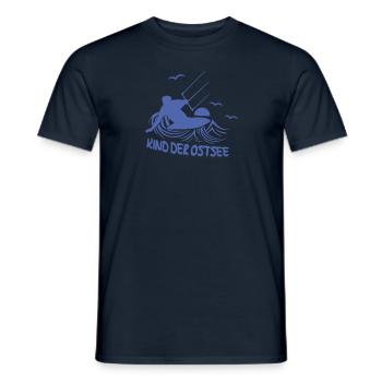 Kitesurfer Kind Ostsee Kiten Silhouette Meer - Männer T-Shirt - Navy - Vorne - AI Model Male 178 light (178cm)