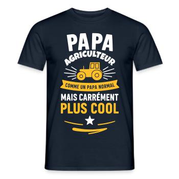 Papa agriculteur – plus cool qu’un papa normal - T-shirt homme - marine - Devant - AI Model Male 178 light (178cm)