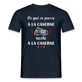 Ce qui se passe à la caserne, fête des pères - T-shirt homme - marine - Devant - AI Model Male 178 light (178cm)